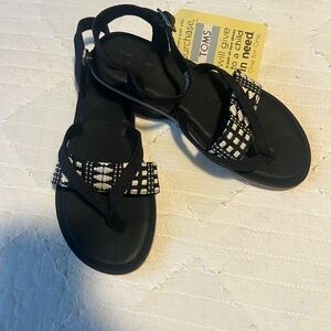 TOMS Women's Black and White Sandals